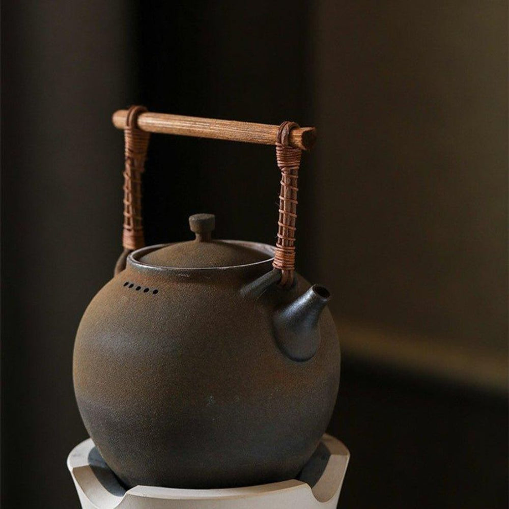 Maro Handmade Japanese-style ceramic kettle with wooden handle – 1L