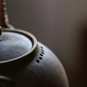 Maro Handmade Japanese-style ceramic kettle with wooden handle – 1L